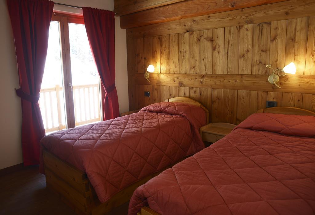 Hotel Le Nid De L'Aigle Champoluc Zimmer foto